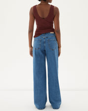 Vista traseira da calça jeans wide leg azul médio mostrando os bolsos traseiros.