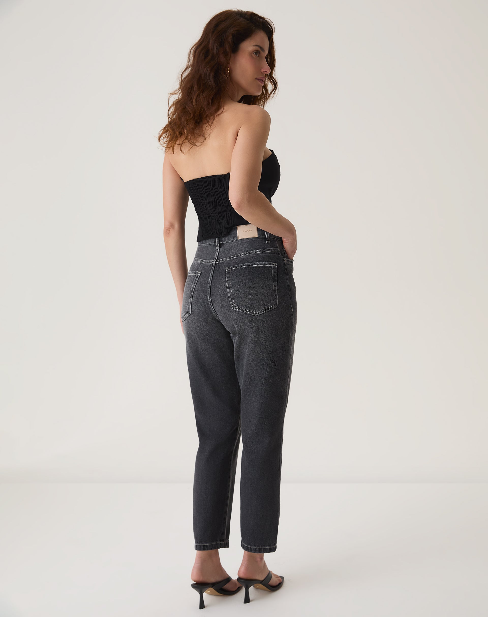 CALÇA MOM JEANS CROPPED - PRETO