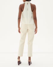 Vista traseira da calça bege mostrando os bolsos e ajuste reto.