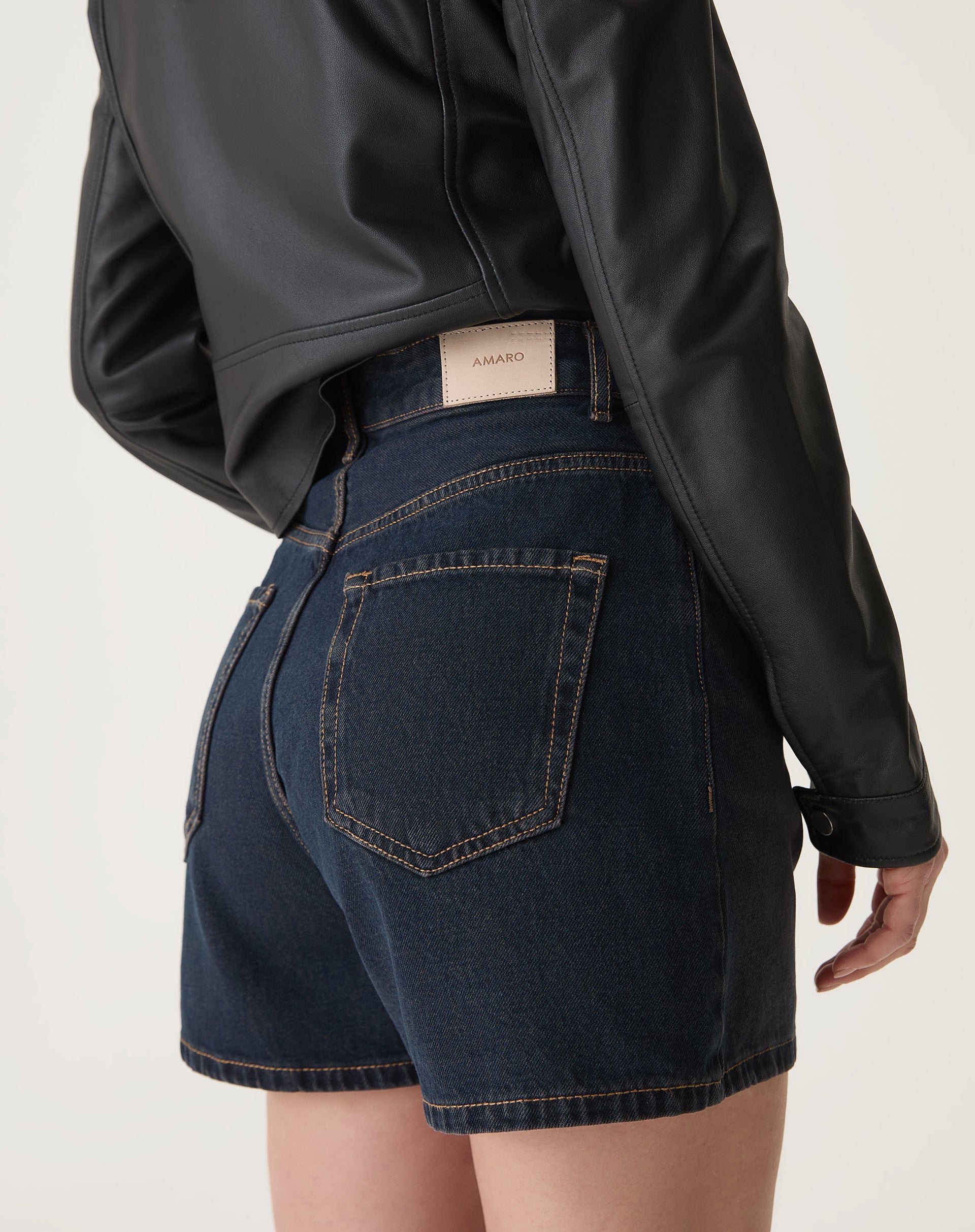 SHORTS CURTO JEANS - MARROM
