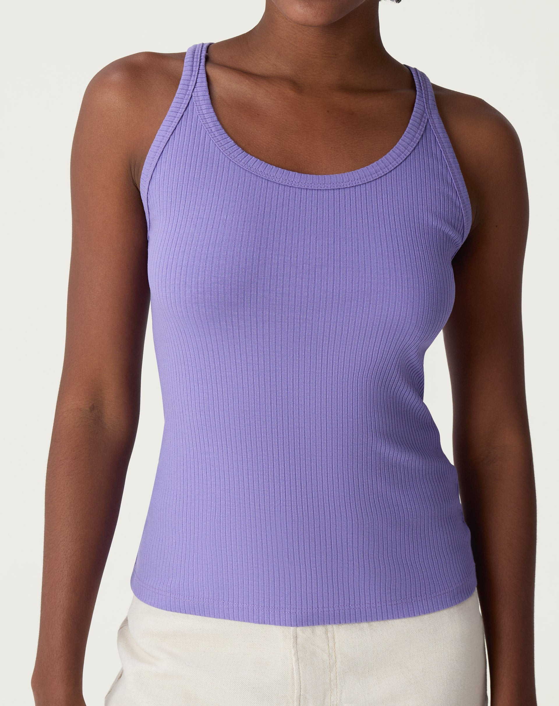 Regata lilás com decote U e alças finas, vista frontal.