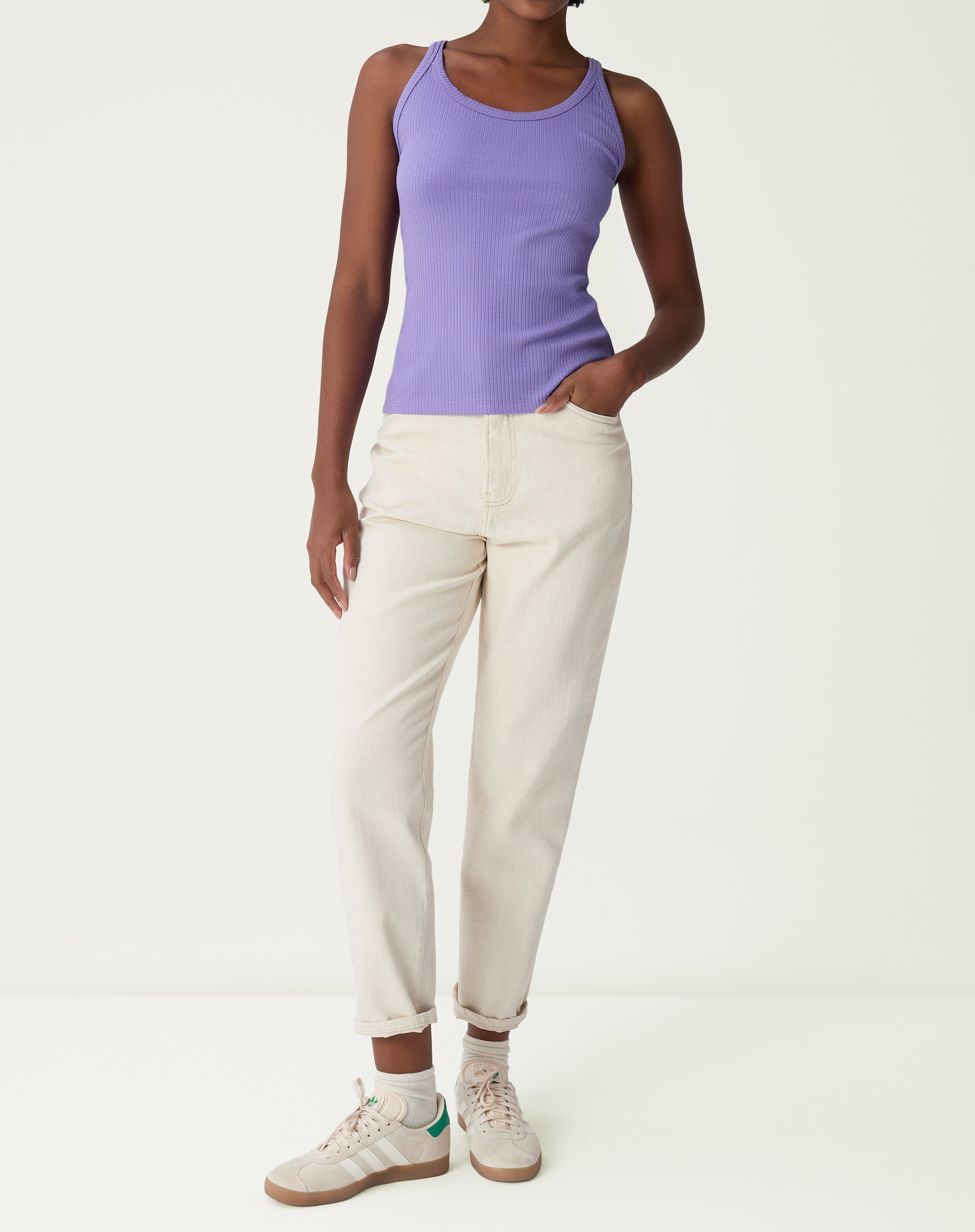 Modelo vestindo regata lilás com calça clara, vista completa.