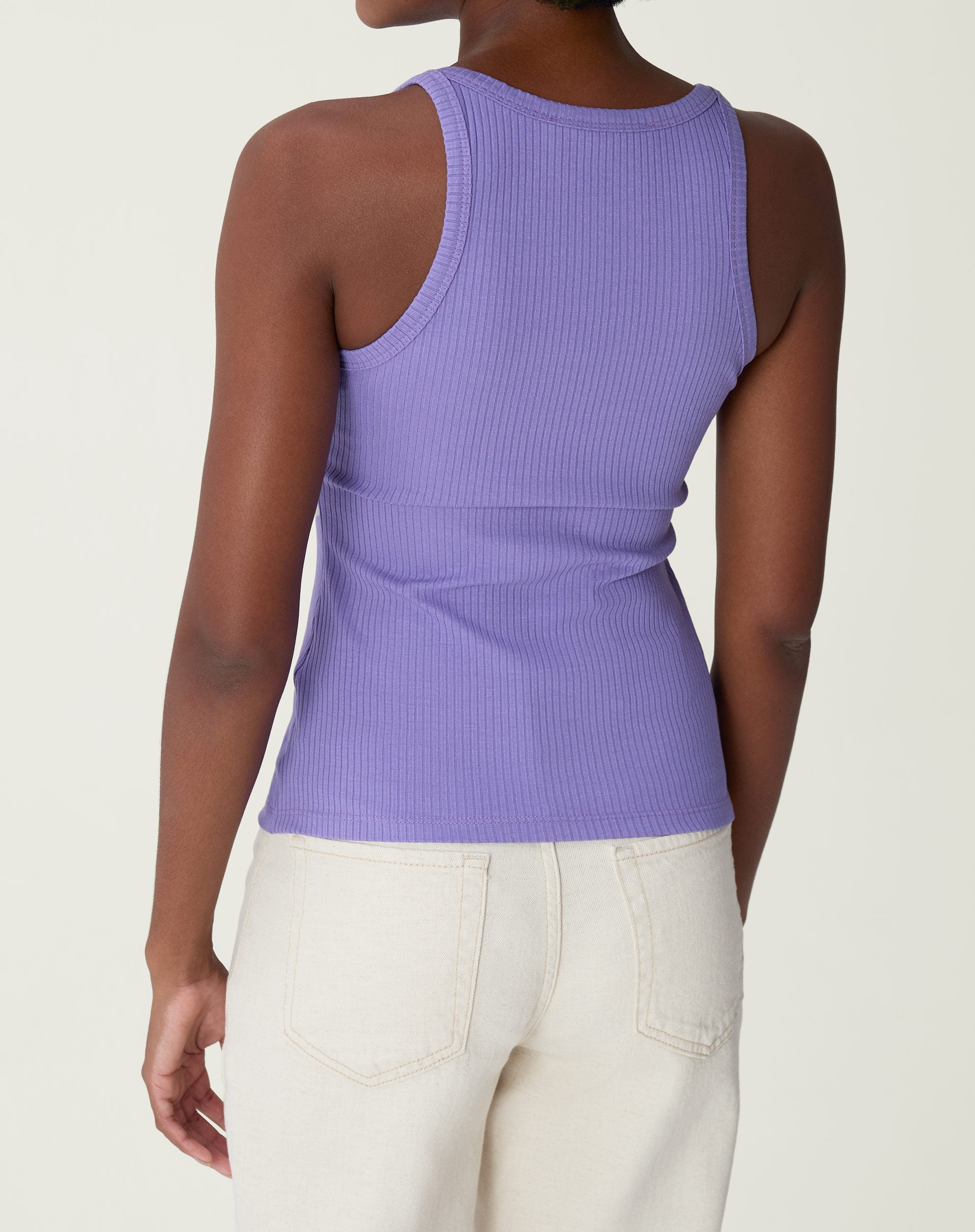 Vista traseira da regata lilás mostrando o ajuste ao corpo.