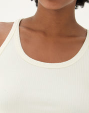 Close-up do decote U da regata de malha ribana off-white.