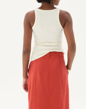 Vista traseira da regata decote U de malha ribana off-white.