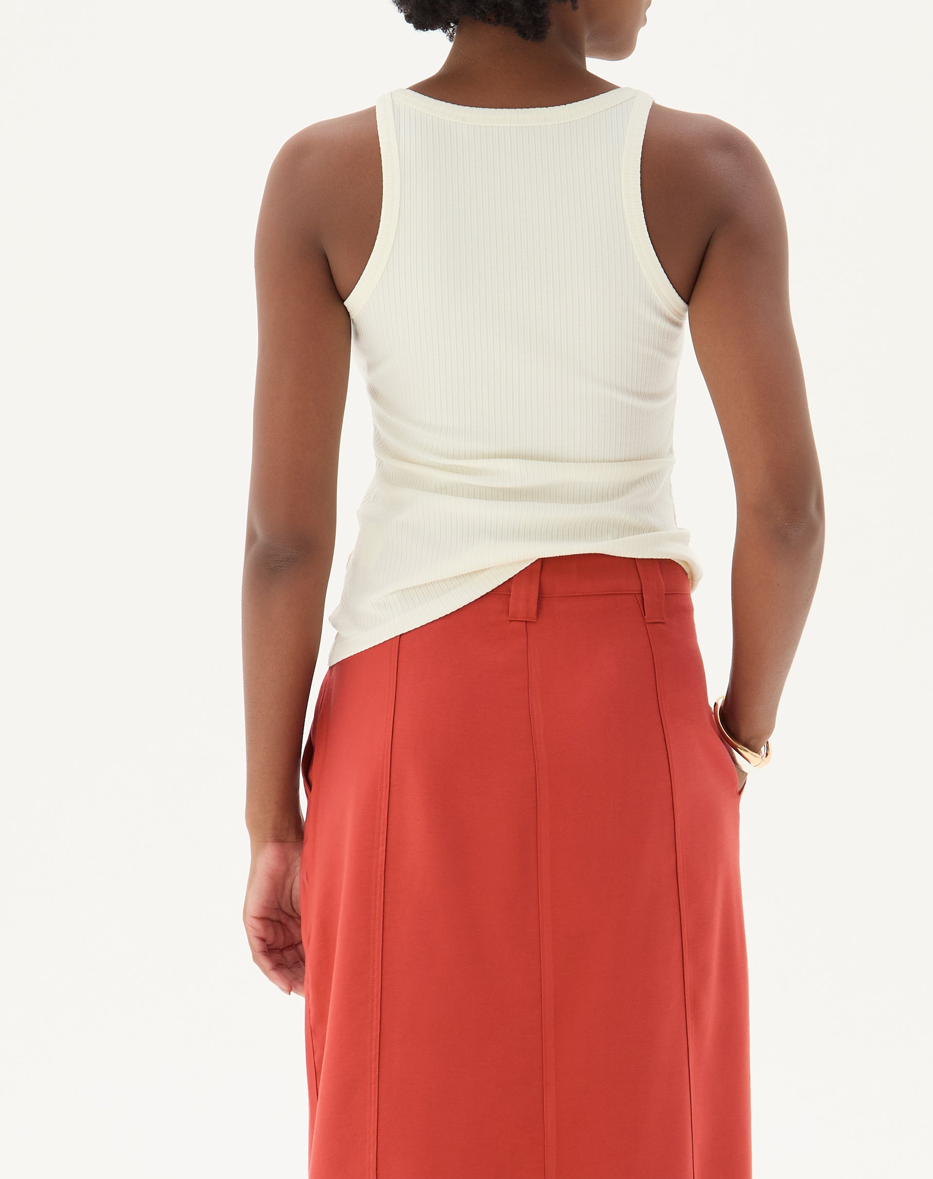 Vista traseira da regata decote U de malha ribana off-white.