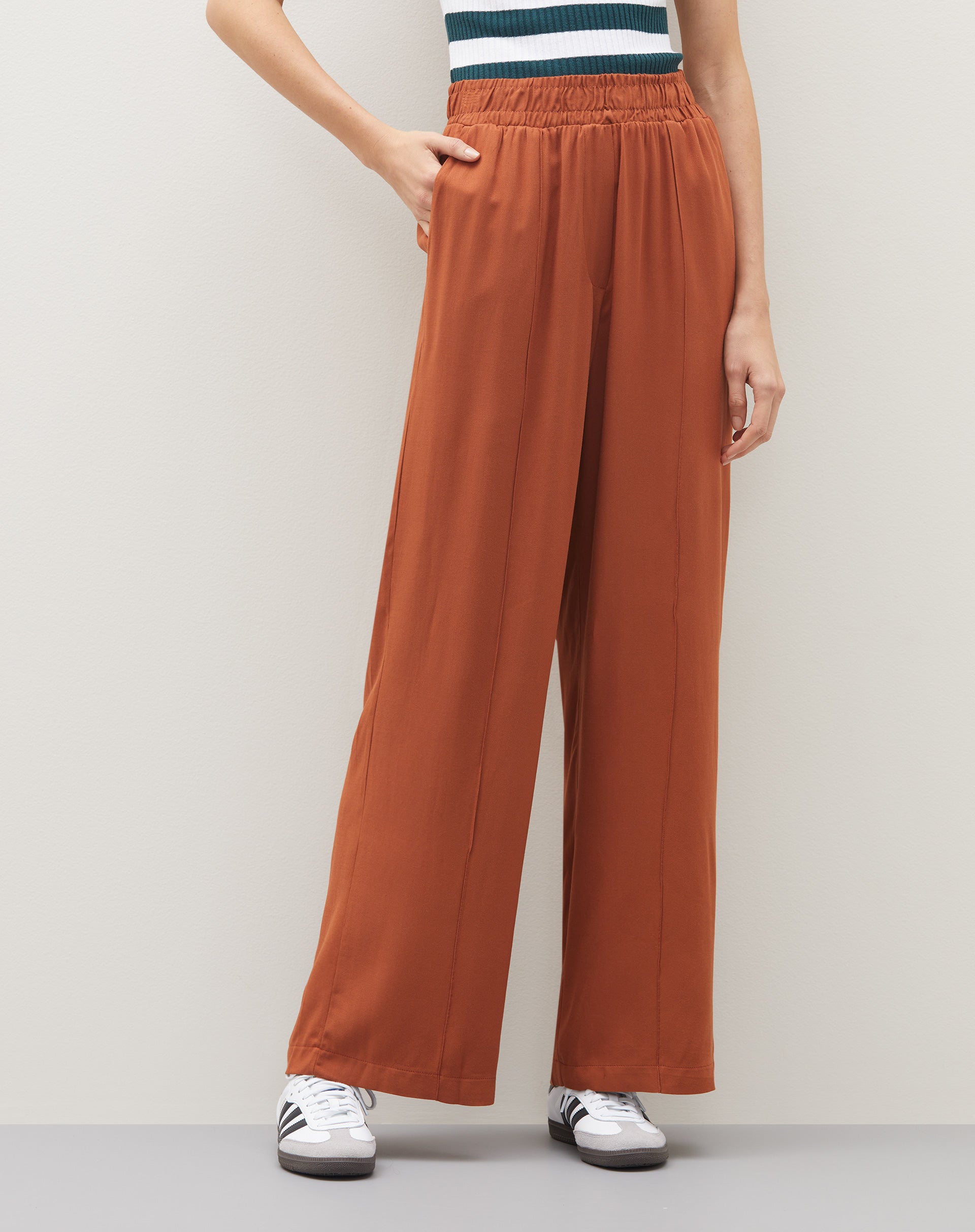 CALÇA VISCOSE CÓS ELÁSTICO COM FRISO - MARROM