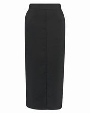 Saia midi preta em fundo branco.