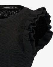 Detalhe do tecido da blusa de tricot preta com manga de babados, destacando a textura.