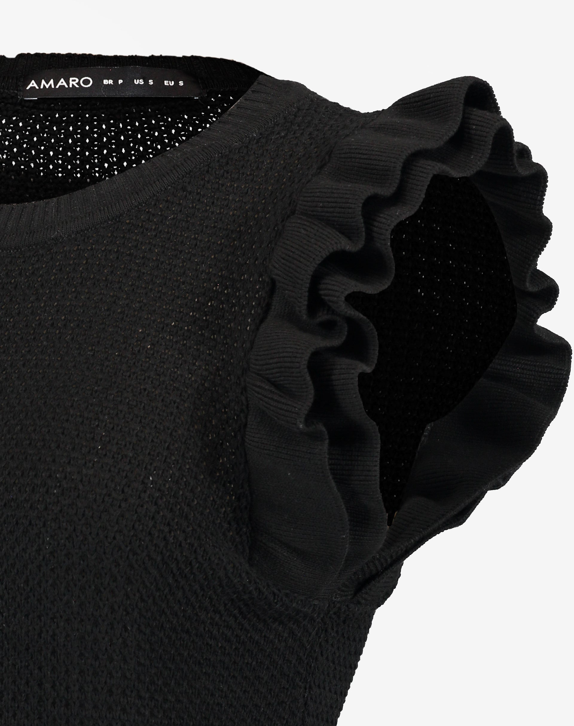 Detalhe do tecido da blusa de tricot preta com manga de babados, destacando a textura.