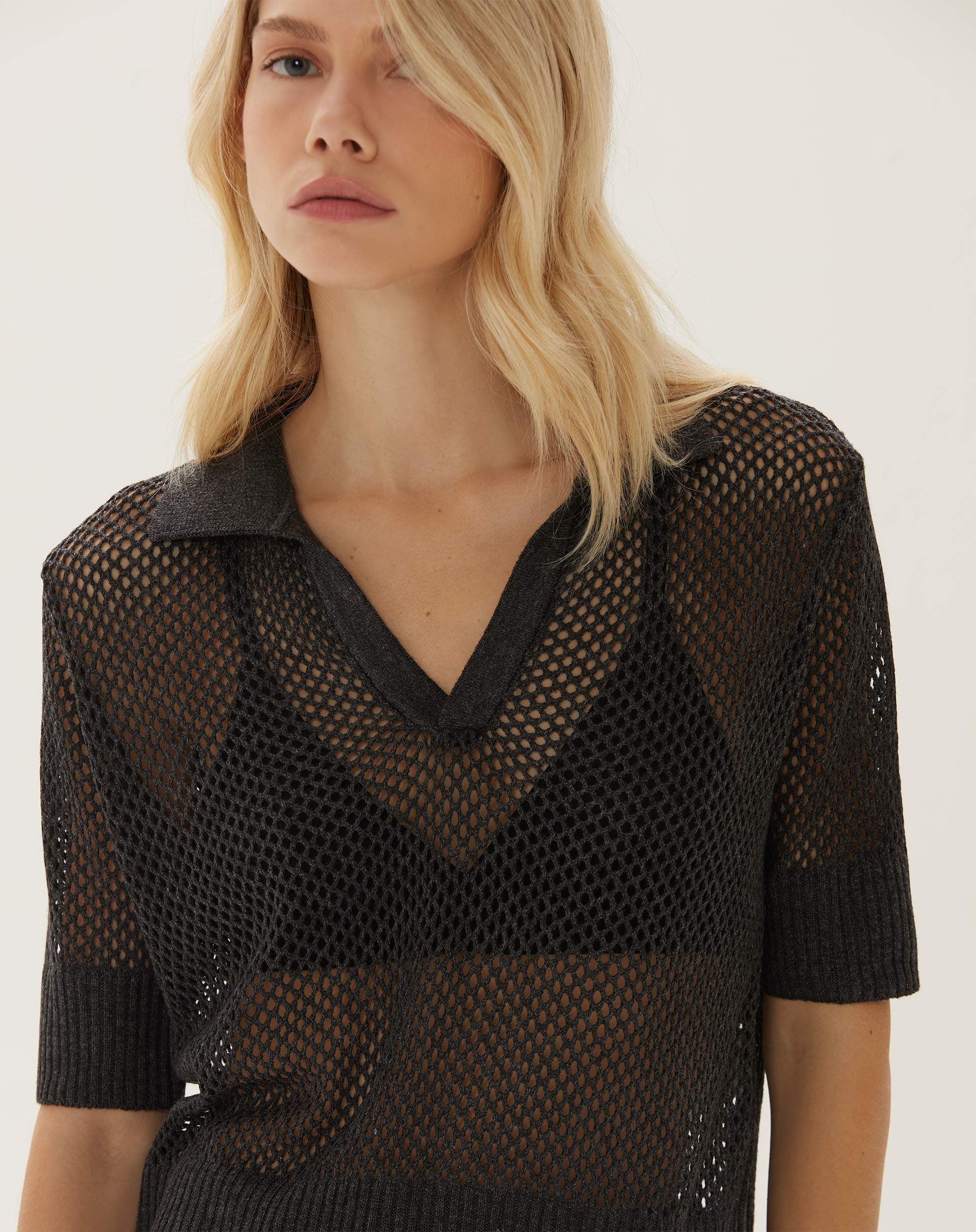 Close-up da blusa polo de tricot telado mostrando detalhes da gola.