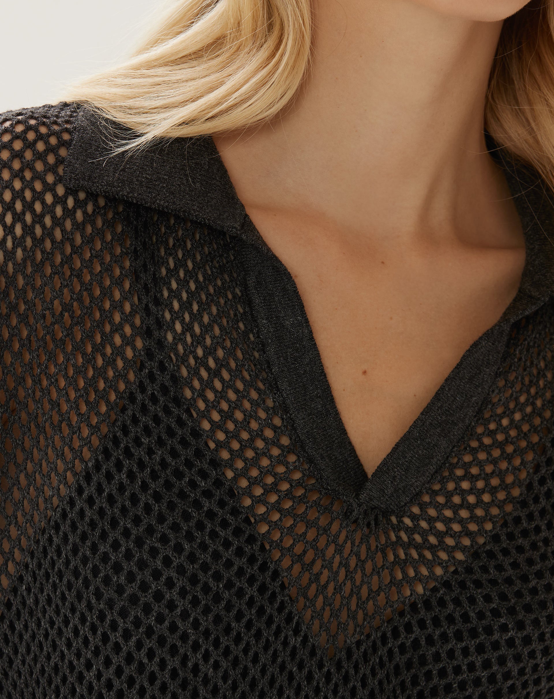 Close-up da blusa polo de tricot telado mostrando detalhes do tecido.