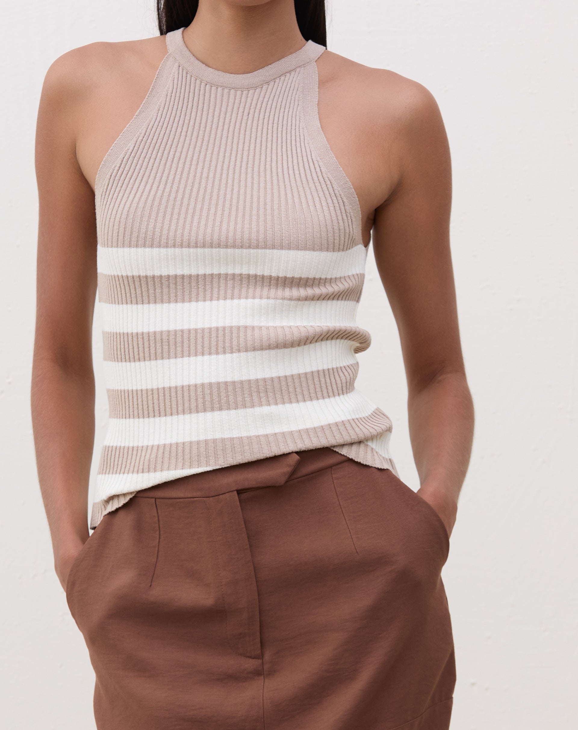 Regata Halter Neck de Tricot listrada em caqui e branco, vista frontal.