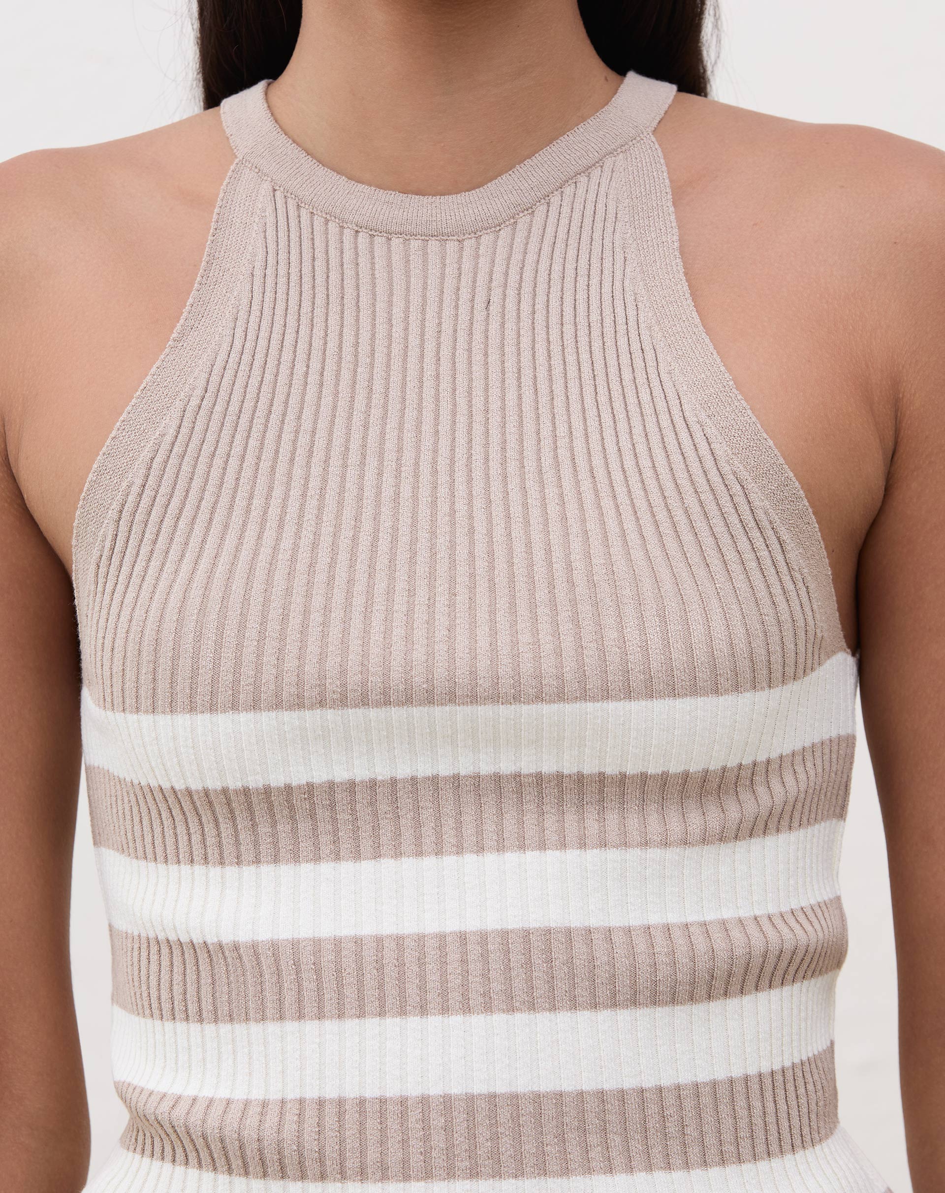 Detalhe do decote halter neck da regata.