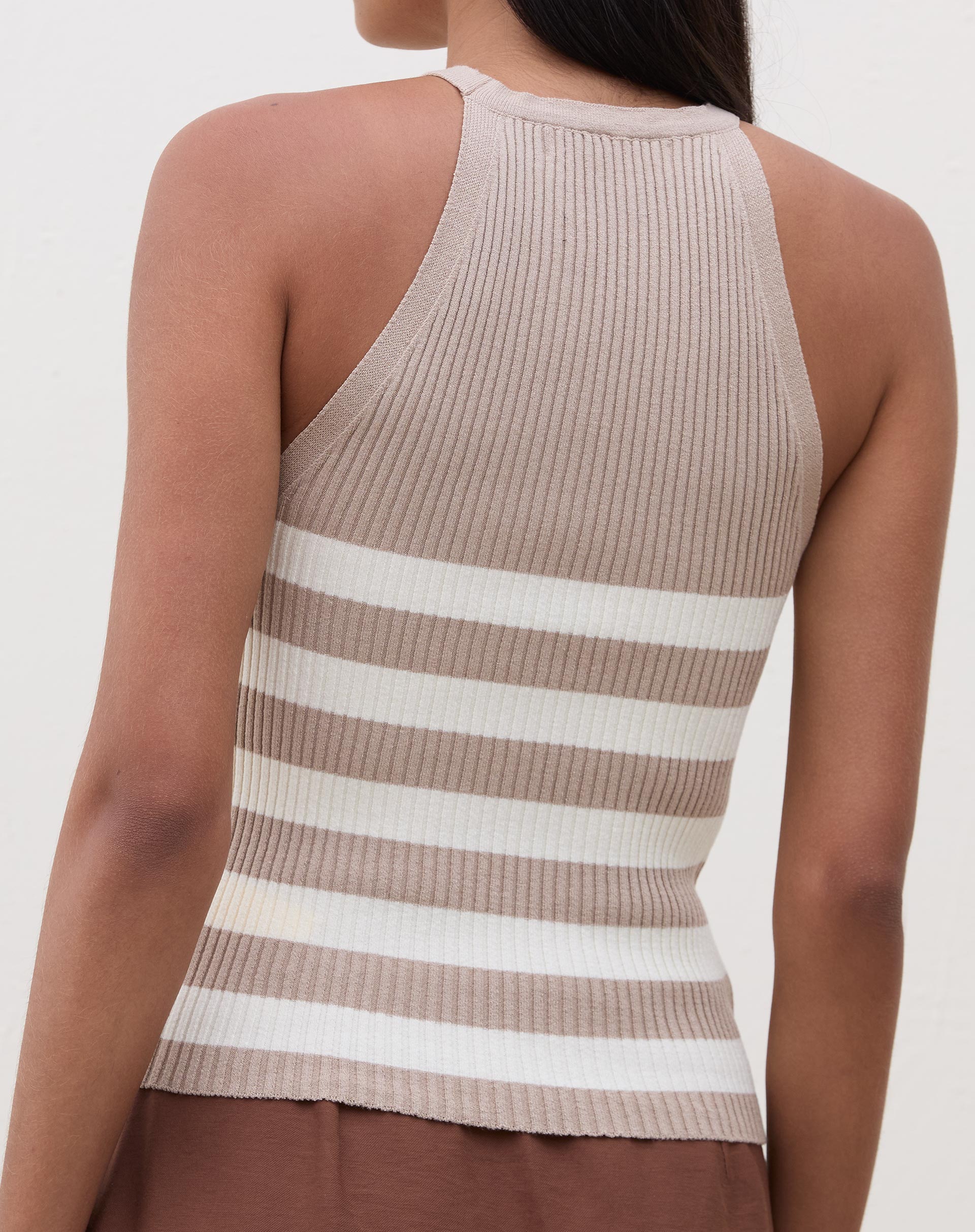 Vista lateral da regata mostrando o ajuste ao corpo.