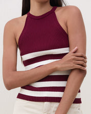 Imagem de uma regata Halter Neck de Tricot vinho com listras brancas, vista frontal.