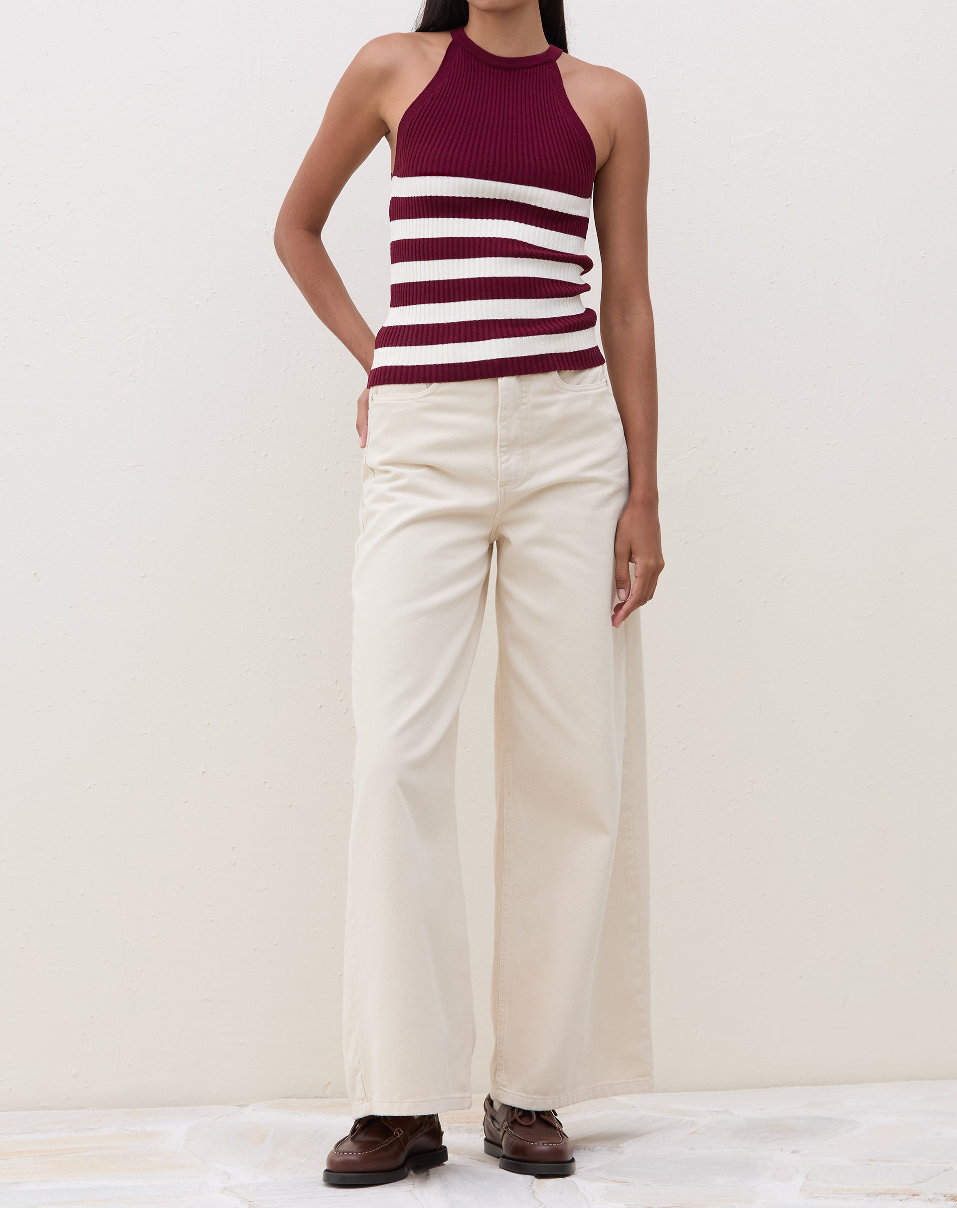 Imagem de uma regata Halter Neck de Tricot vinho com listras brancas, vista traseira.