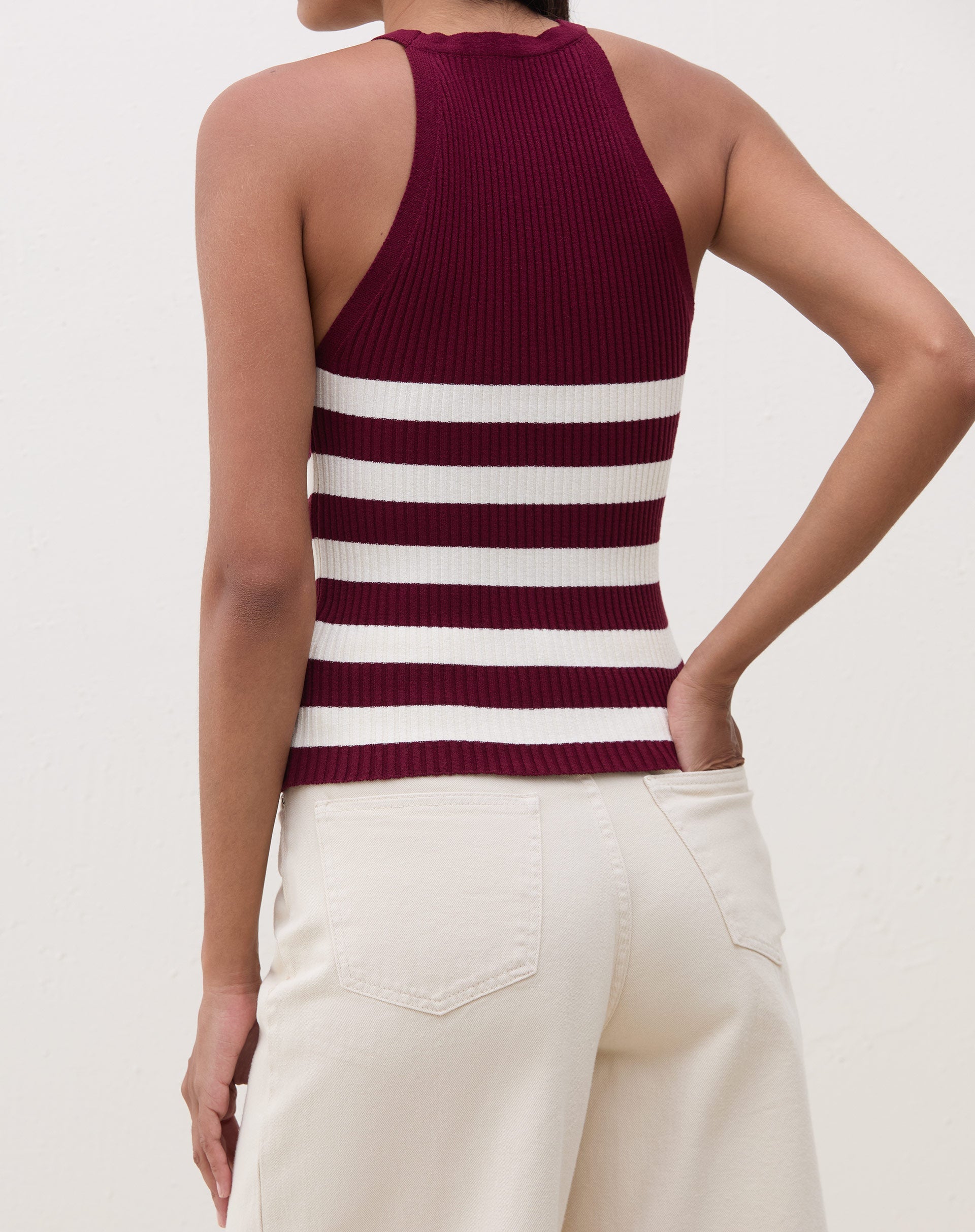 Imagem de uma regata Halter Neck de Tricot vinho com listras brancas, vista completa.