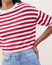 Camiseta cropped de tricot listrada em vermelho e branco, vista frontal.