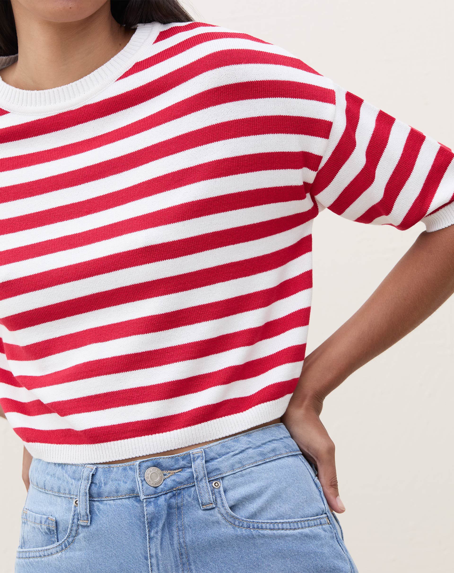 Camiseta cropped de tricot listrada em vermelho e branco, vista frontal.