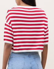 Camiseta cropped de tricot listrada em vermelho e branco, vista traseira.