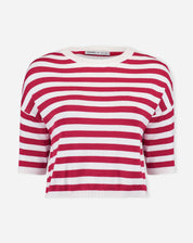 Camiseta cropped de tricot listrada em vermelho e branco, vista frontal em close.