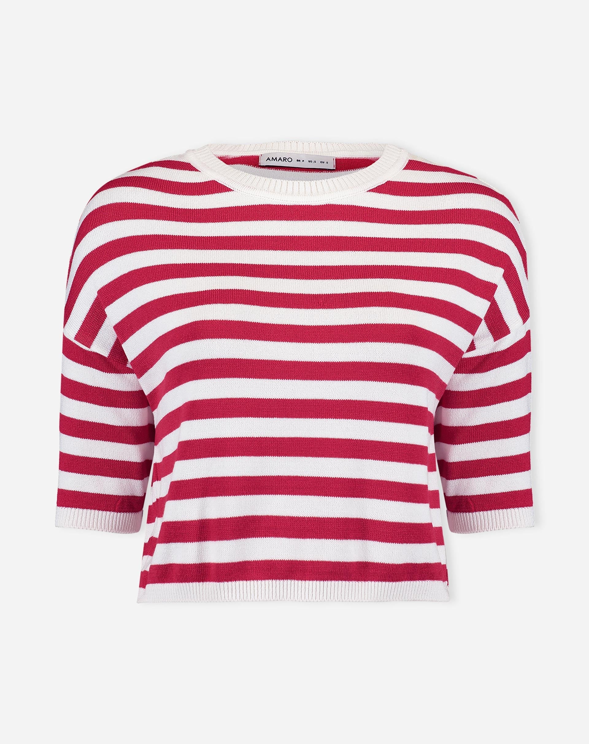 Camiseta cropped de tricot listrada em vermelho e branco, vista frontal em close.