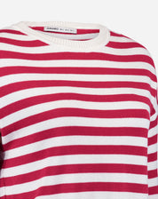 Detalhe do tecido da camiseta cropped de tricot listrada em vermelho e branco.