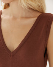 Vista traseira do vestido midi de tricot marrom, destacando o decote em V nas costas.