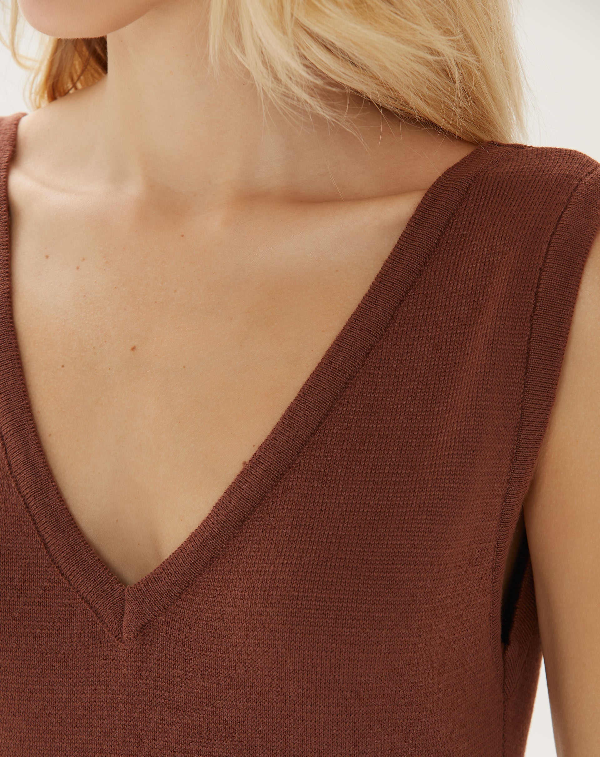 Vista traseira do vestido midi de tricot marrom, destacando o decote em V nas costas.