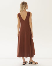 Detalhe do tecido de tricot marrom do vestido, mostrando sua textura.