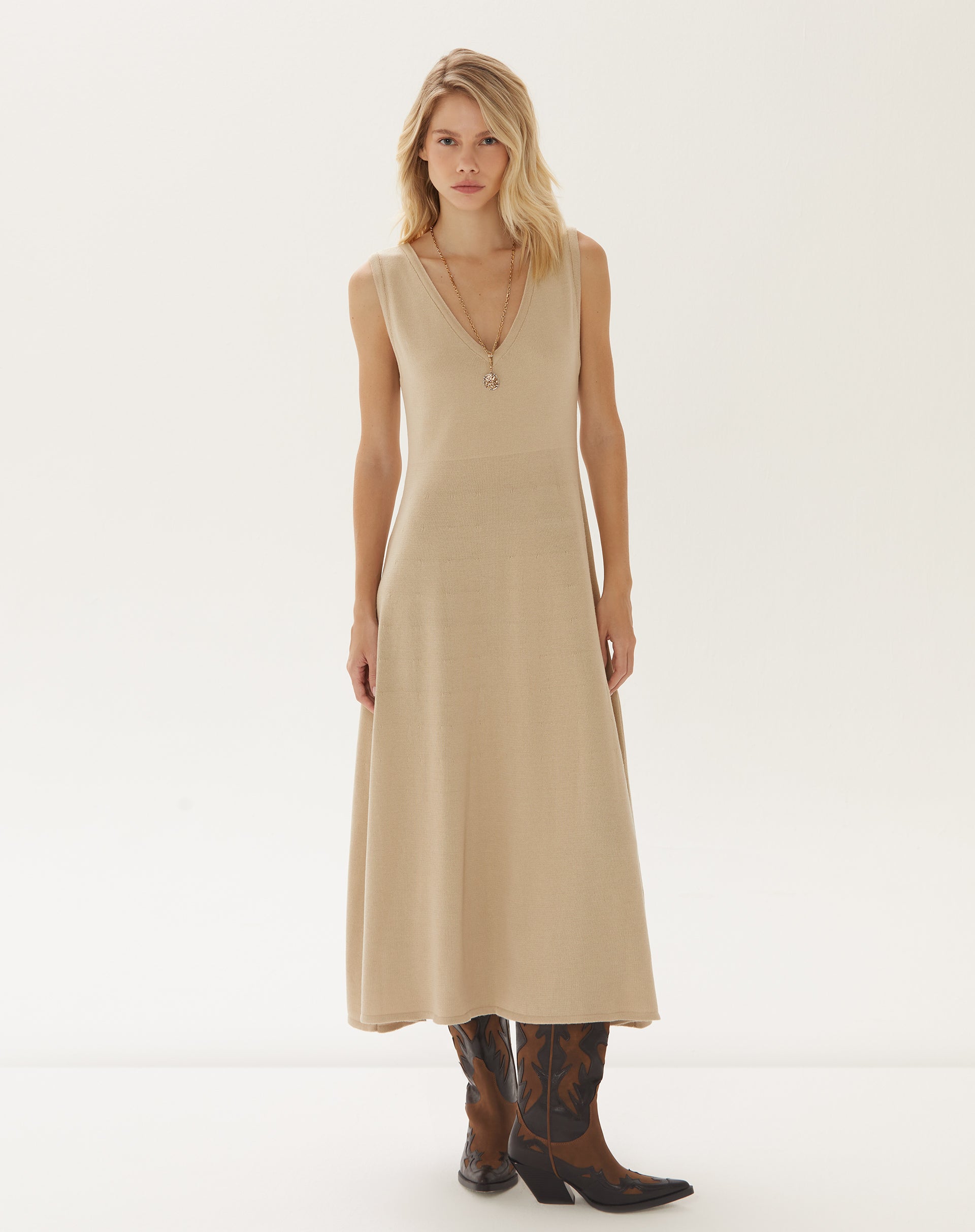 Vista completa do vestido midi de tricot caqui, mostrando o comprimento e o estilo minimalista.