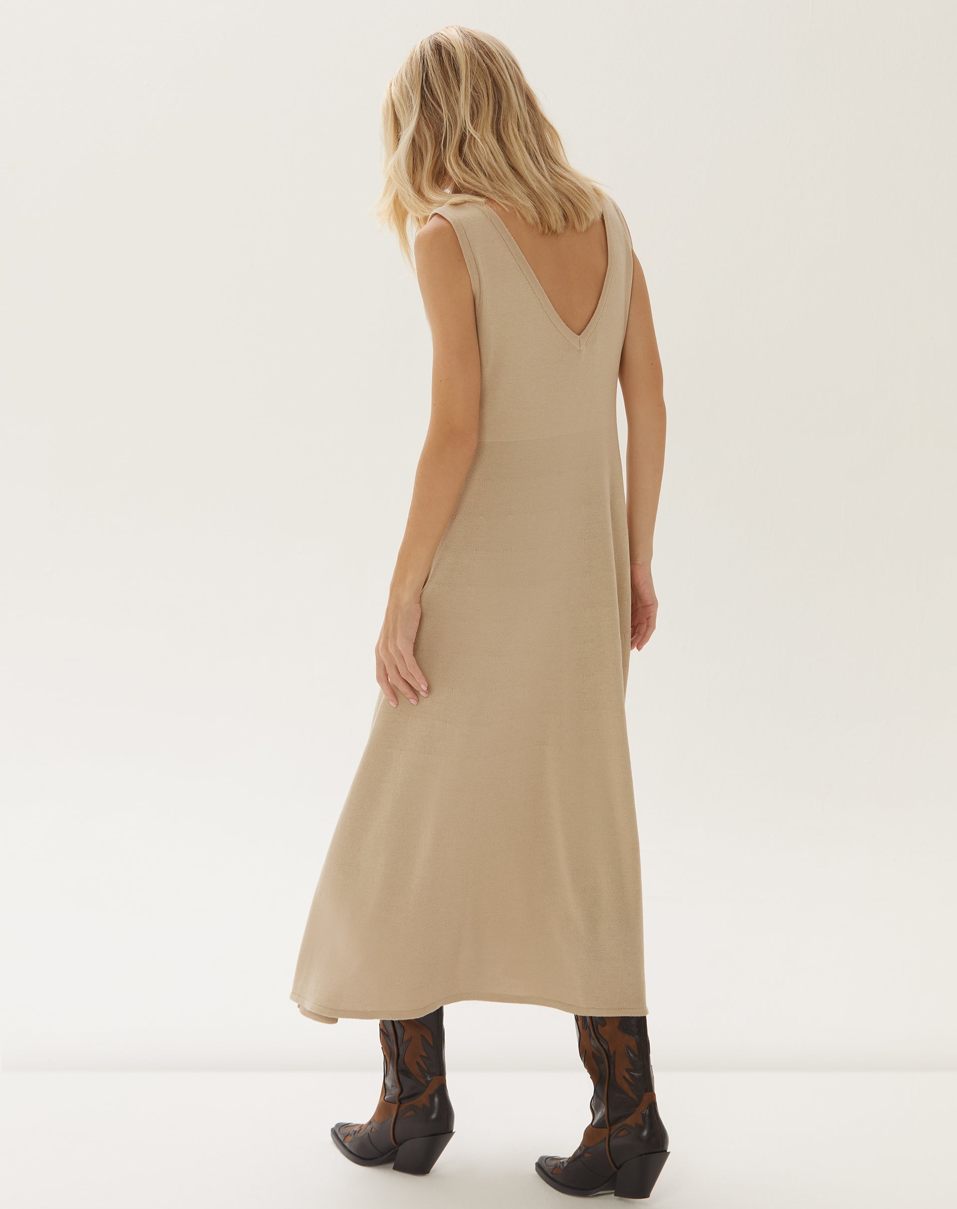 Vestido midi de tricot caqui visto de costas, destacando o decote traseiro em V.