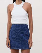 Saia jeans com estampa de zebra em azul médio, vista frontal.