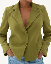 Blazer de linho verde militar com corte de alfaiataria, visto de frente.