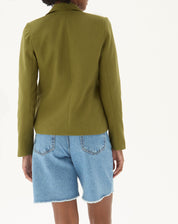 Vista traseira do blazer verde militar com corte estruturado.