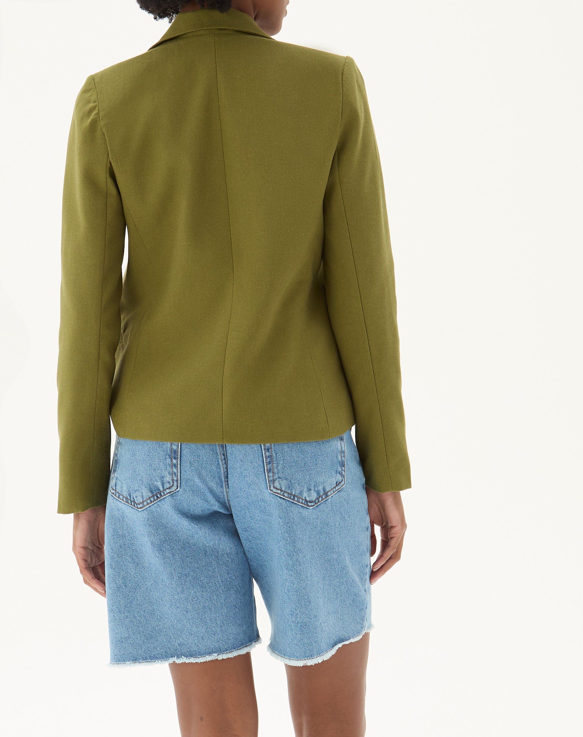 Vista traseira do blazer verde militar com corte estruturado.