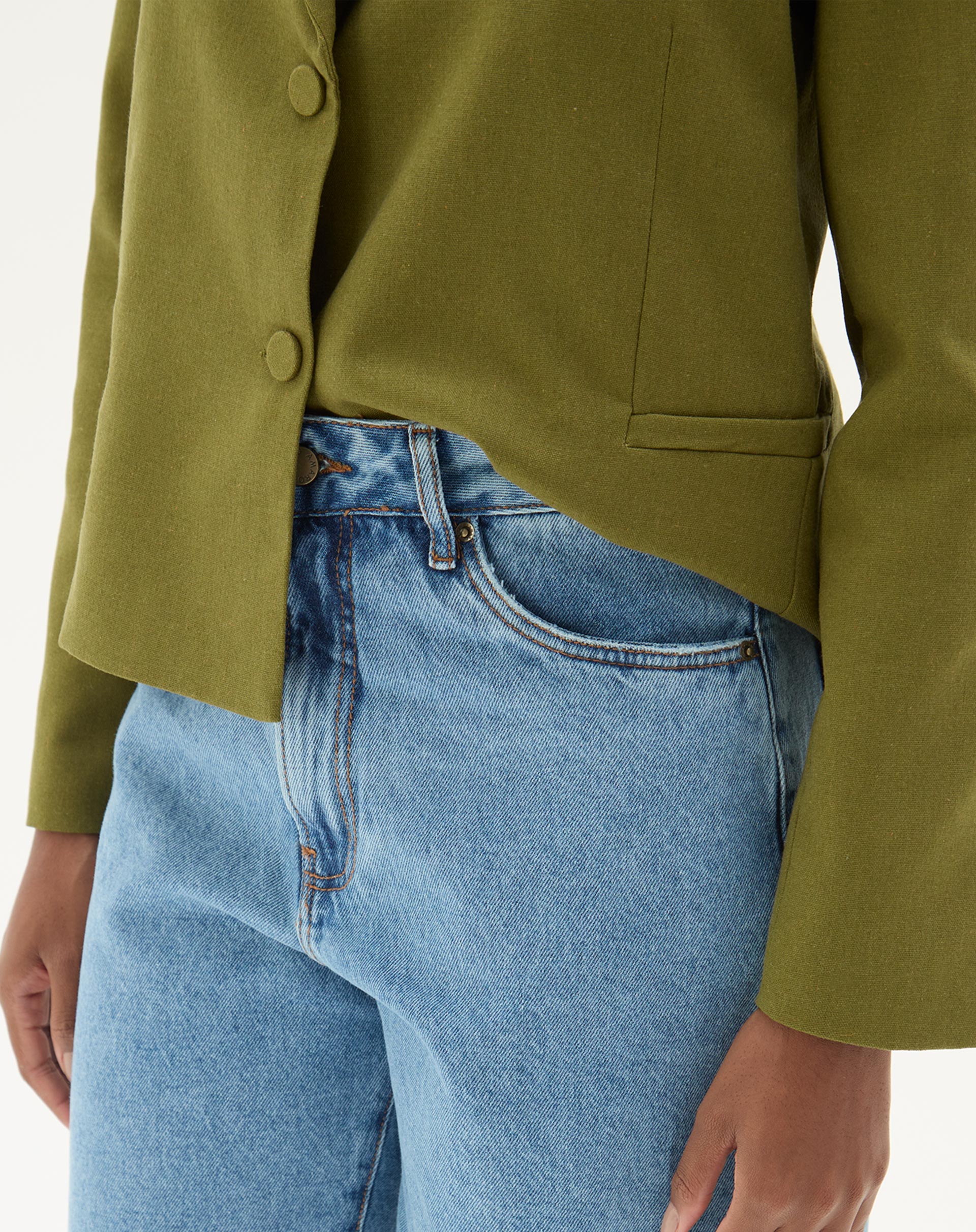 Detalhe do bolso embutido e barra reta do blazer verde militar.