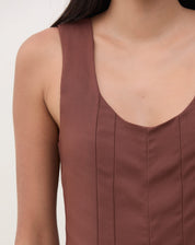 Imagem de um macacão marrom com pregas, mostrando detalhes da cintura.