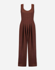 Imagem de um macacão marrom com pregas, visto em um manequim.