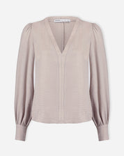 Blusa bege com decote V em fundo branco.