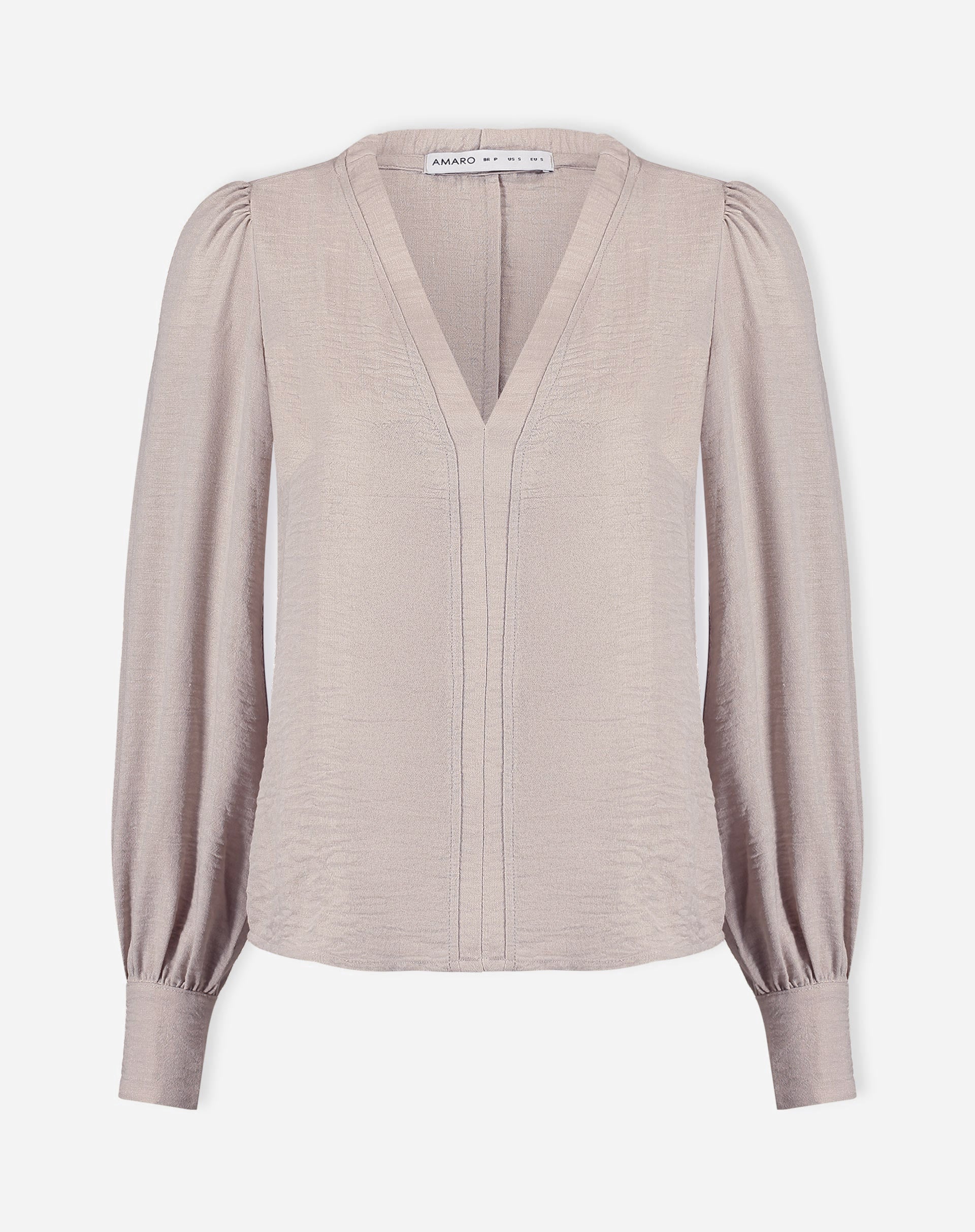 Blusa bege com decote V em fundo branco.