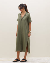 Chemise midi verde militar com cinto de amarração, vista frontal completa.