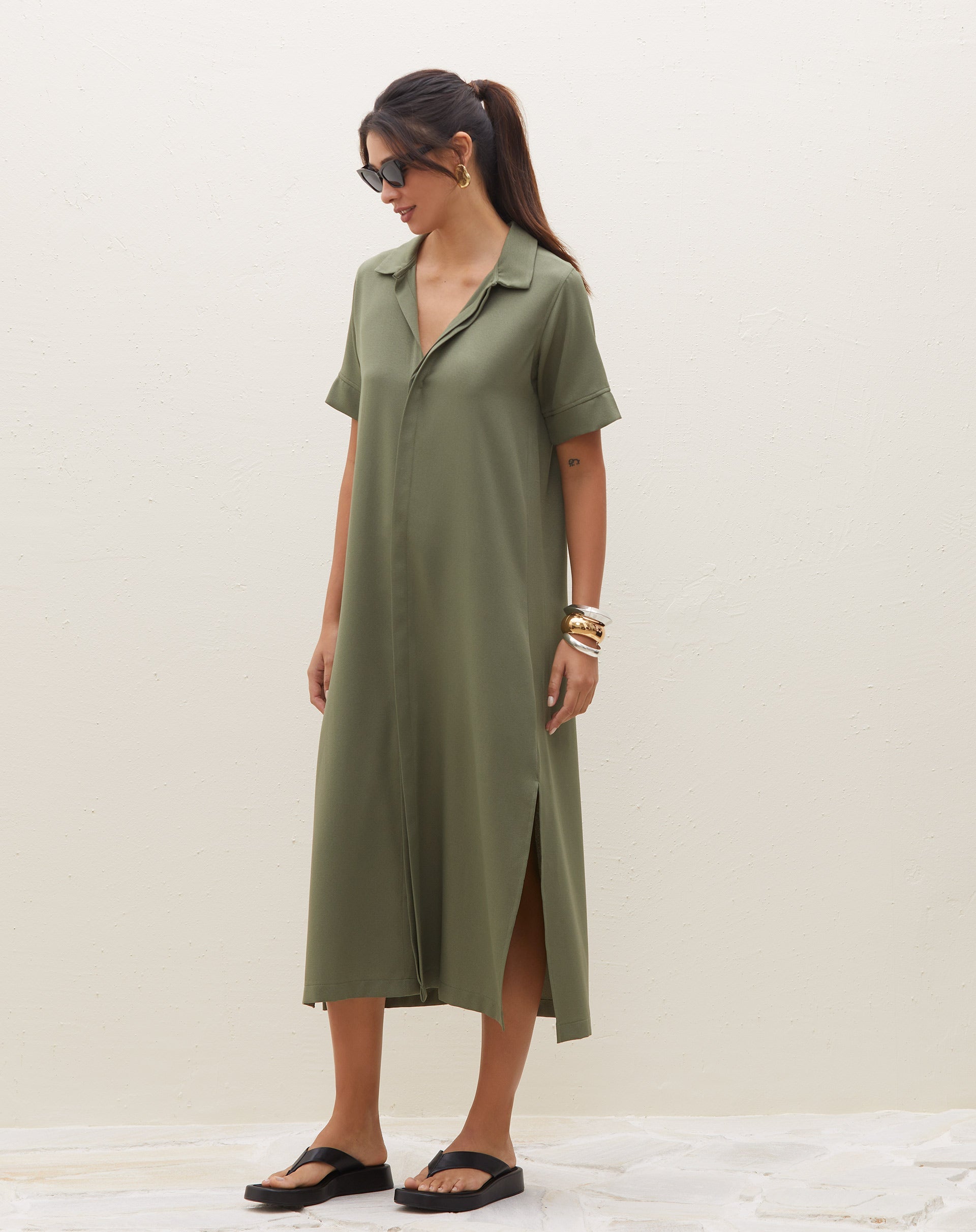 Chemise midi verde militar com cinto de amarração, vista frontal completa.