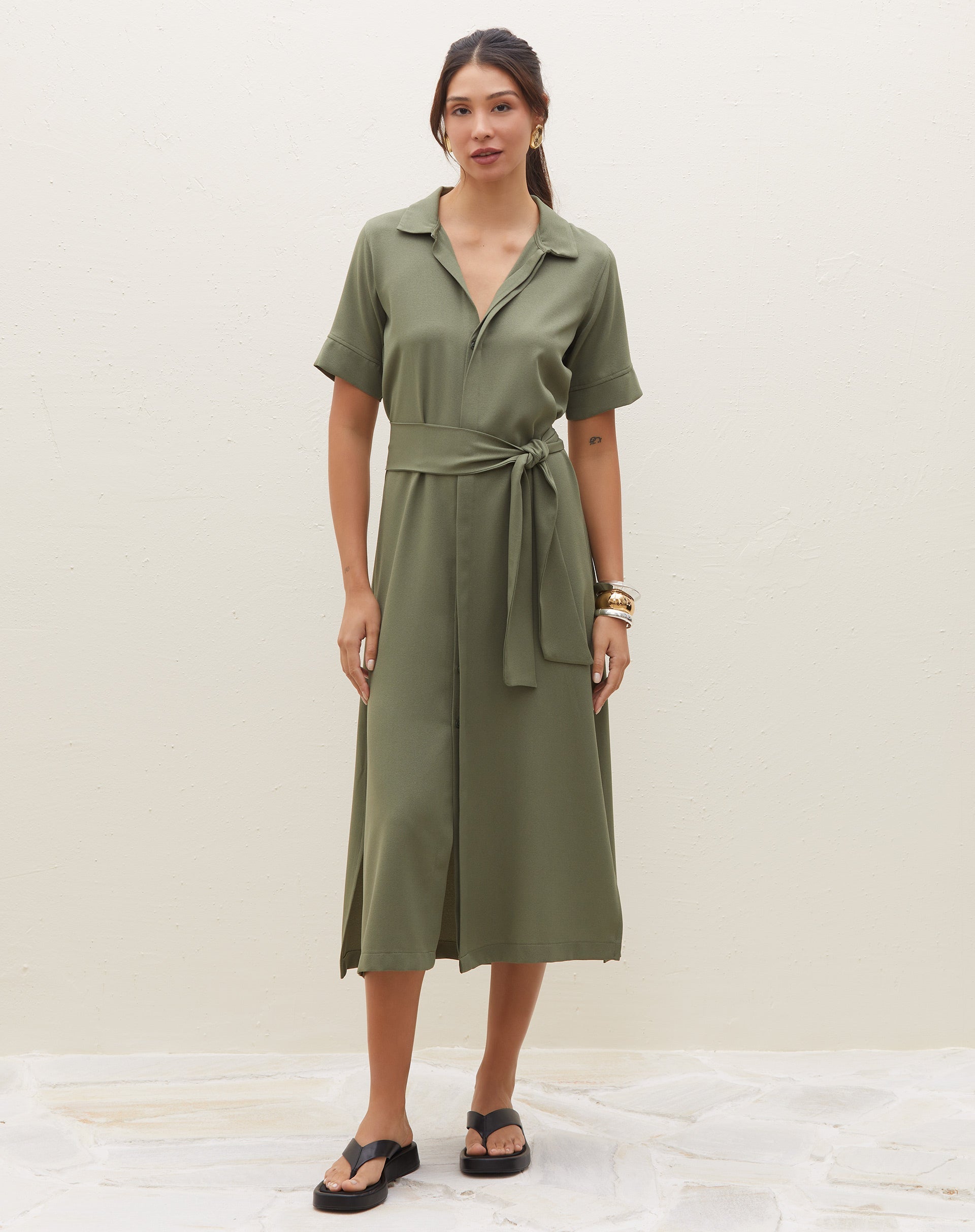 Vista lateral da chemise midi verde militar com cinto de amarração, destacando o comprimento midi.