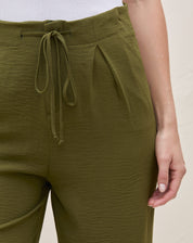 Detalhe do cós da calça verde militar com amarração.