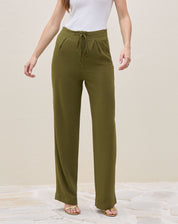 Modelo vestindo calça reta verde militar com blusa branca sem mangas, vista traseira.