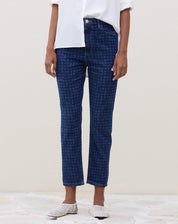 Vista lateral da calça Mom Jeans azul médio com estampa de bolinhas.