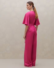 Macacão rosa escuro com mangas sino e cinto, vista traseira.