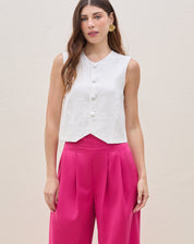 Vista frontal da calça wide leg rosa escuro com pregas.